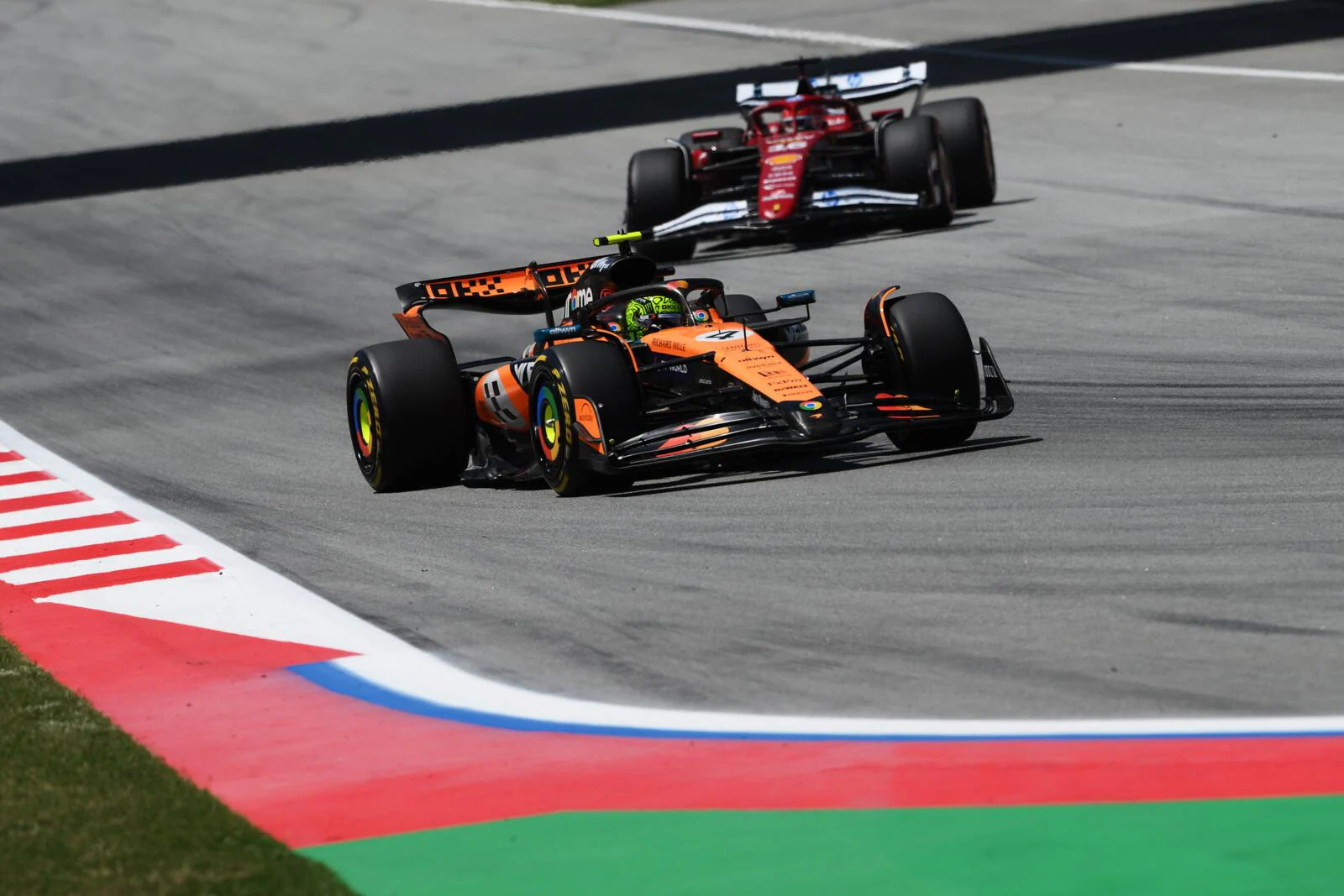 McLaren domina con doppietta a Barcellona, caos Verstappen regala il podio a Leclerc